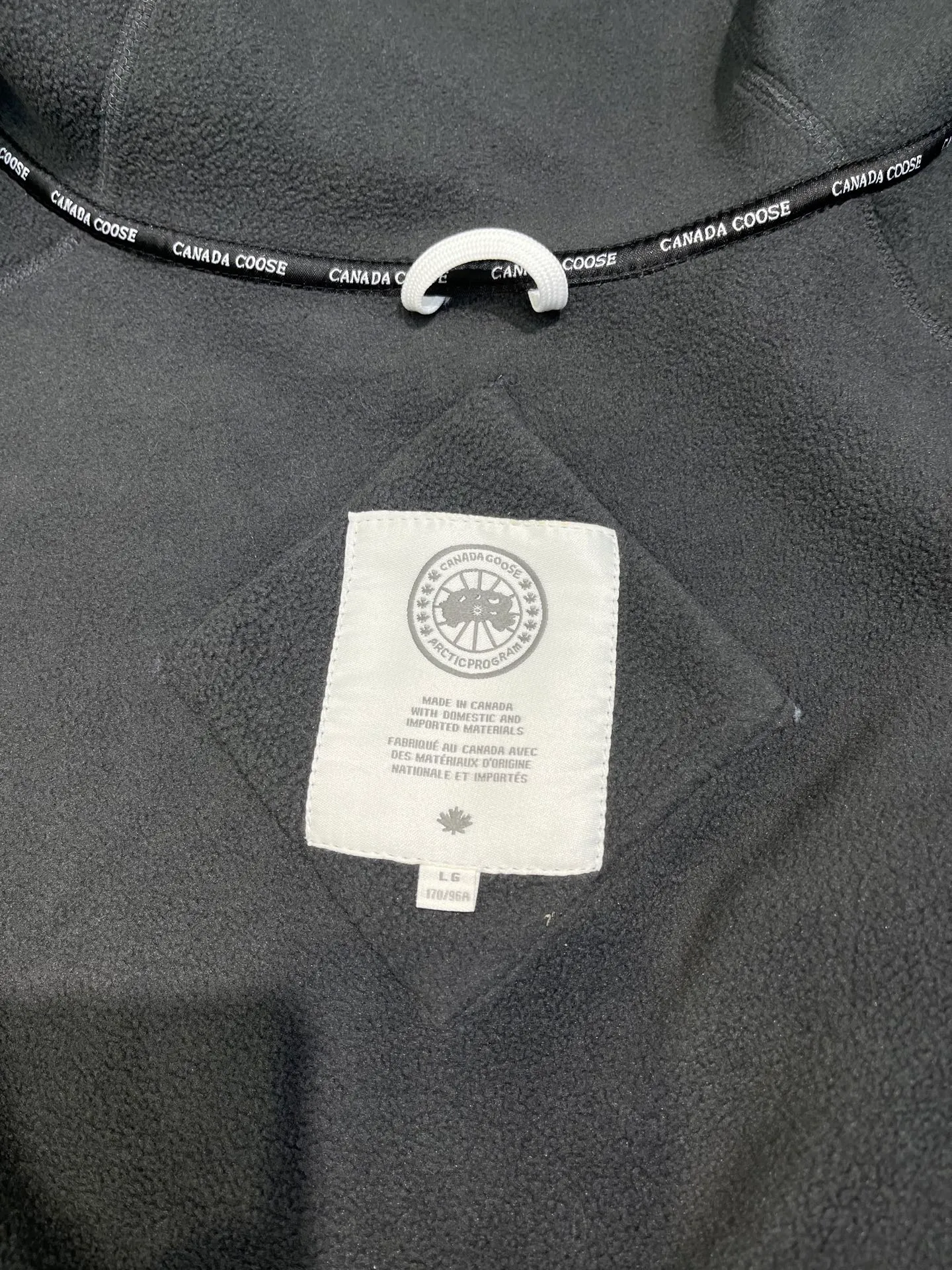 P560 Canada Goose🌟Canada Goose Chilliwack hooded wool fleece long-sleeved bomber jacket Kind Fleece wool fleece fabric The new generation of Kind Fleece wool fleece fabric is soft and breathable. It is made of 62% sustainable wool, 18% TENCEL™ Lyocell sustainable plant fiber, and 13% Sorona® biopolymer derived from corn sugar.  Size: s-xl